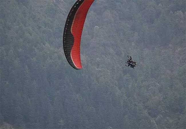 पॅराग्लायडिंग करताना अपघात, पर्यटकासह दोघे आकाशातून कोसळले, एकाचा मृत्यू