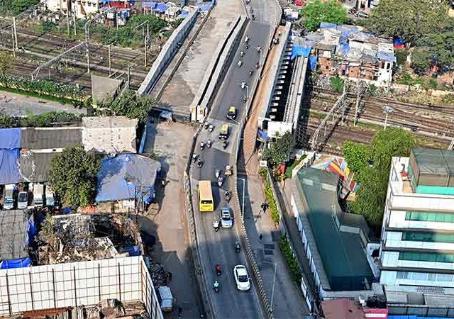 म्हाडा सेस इमारती आणि भाडेकरुंसह दुकानांनी अडवला हँकॉक पुलाचा मार्ग