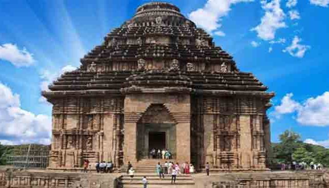 सूर्य मंदिराच्या गर्भगृहातील वाळू १२० वर्षांनी बाहेर काढणार