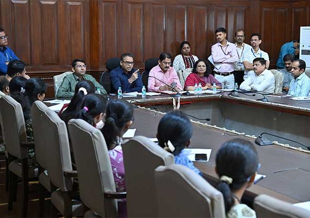 प्रशिक्षणाला अनुपस्थित कर्मचाऱ्यांवर फौजदारी गुन्हा नोंदवण्यावर निवडणूक विभाग ठाम