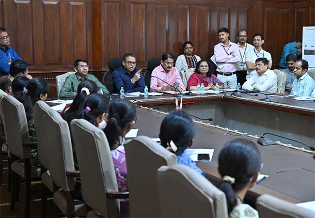 प्रशिक्षणाला अनुपस्थित कर्मचाऱ्यांवर फौजदारी गुन्हा नोंदवण्यावर निवडणूक विभाग ठाम