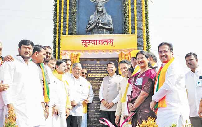 दोन्ही काँग्रेसच्या बालेकिल्ल्याला फडणवीसांचा सुरुंग!