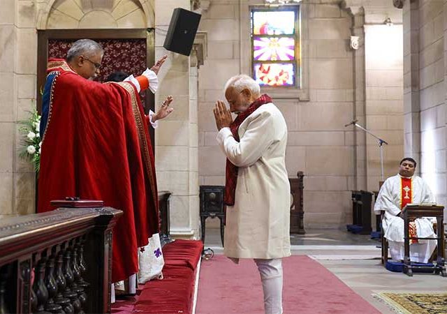 नाताळनिमित्त मोदींनी चर्चमध्ये जाऊन केली प्रार्थना