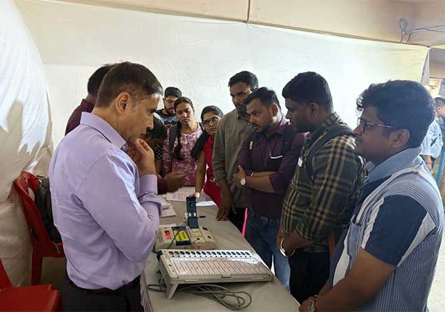 महानगरपालिका आयुक्तांनी निवडणूक प्रशिक्षण केंद्रांची केली पाहणी