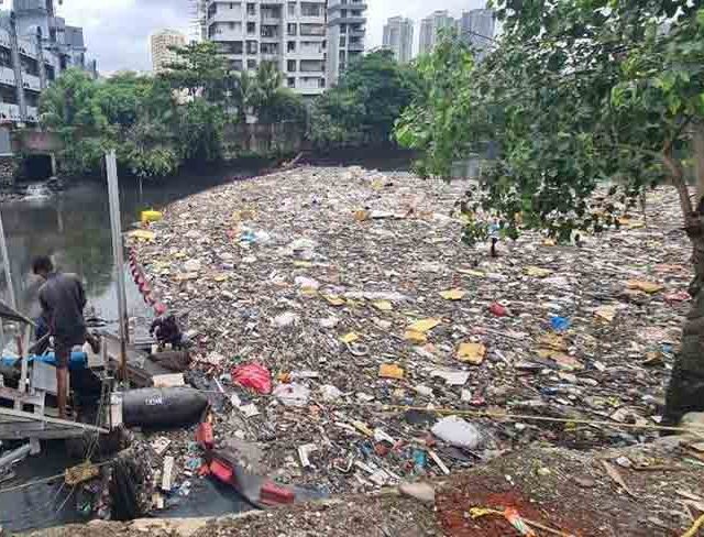 मुंबईतील पूर्व उपनगरातील ८ नाल्यांवर ट्रॅश बूम