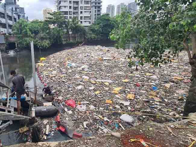 मुंबईतील पूर्व उपनगरातील ८ नाल्यांवर ट्रॅश बूम