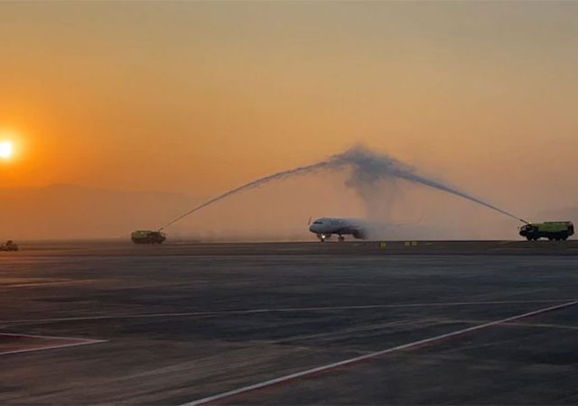 नवी मुंबई आंतरराष्ट्रीय विमानतळावर विमान वाहतूक सुरू, पहिल्या विमानाचं जोरदार स्वागत