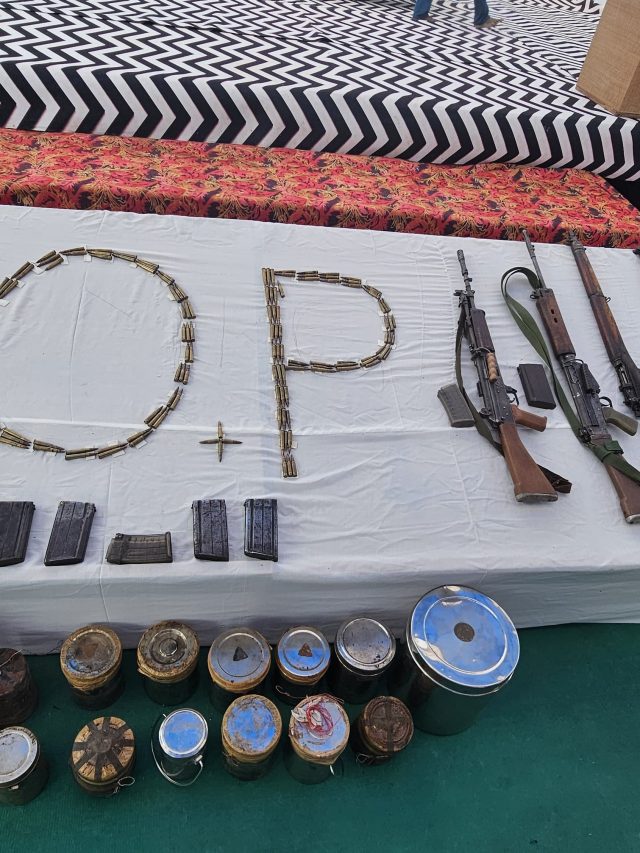 पोलिसांसमोर २२ नक्षलवादी आले शरण