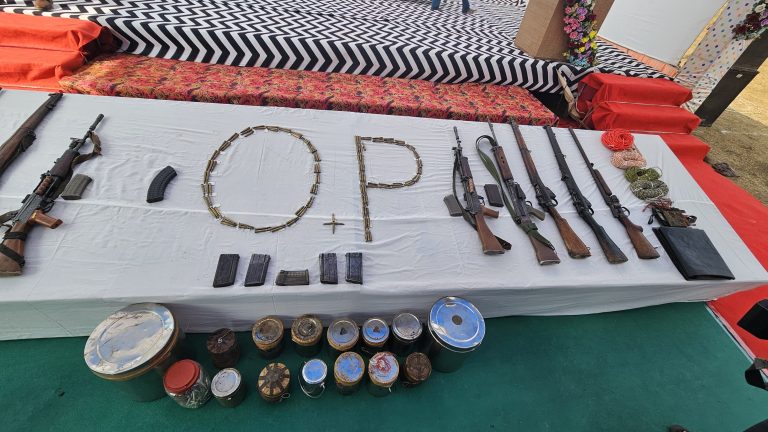 पोलिसांसमोर २२ नक्षलवादी आले शरण