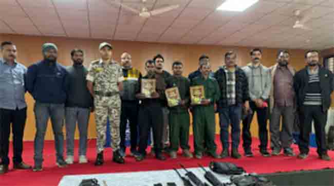 नक्षलवाद्यांच्या कारवाया थंडावणार, तीन मोठ्या नक्षलवाद्यांची शरणागती