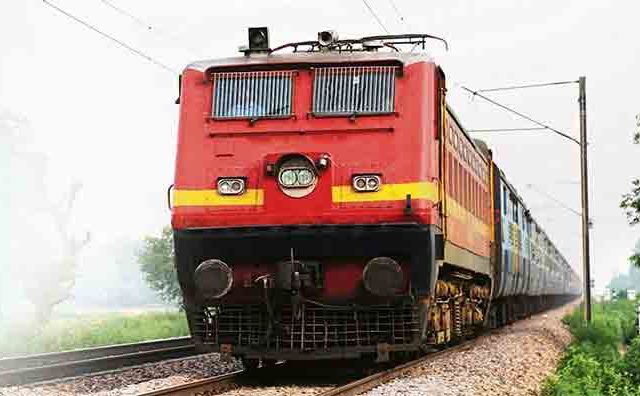 रेल्वेतून उतरल्यानंतर घरी जाण्यासाठी ई - बाईक !