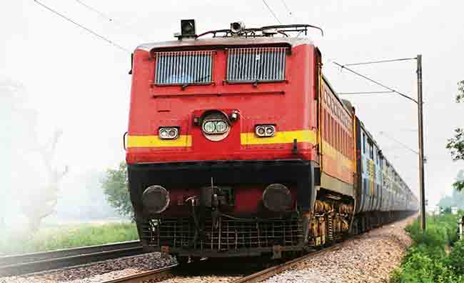 रेल्वेतून उतरल्यानंतर घरी जाण्यासाठी ई – बाईक !