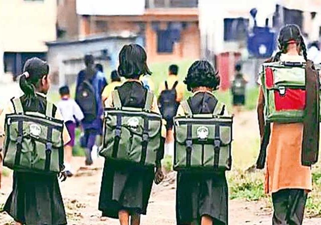 पोरक्या  मराठी शाळा…