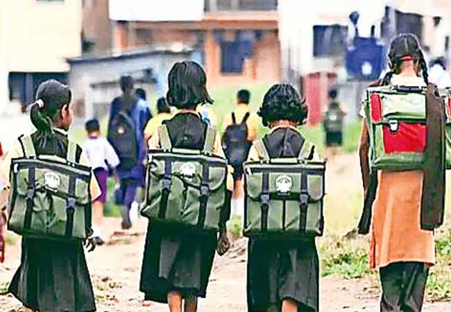 पोरक्या  मराठी शाळा…