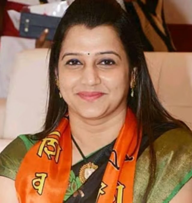 शिउबाठाला मोठा धक्का! ऐन निवडणूकीच्या तोंडावर तेजस्वी घोसाळकर यांचा राम राम