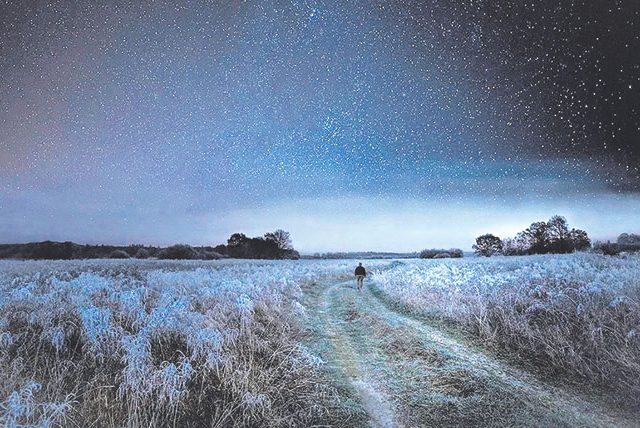 आकाश रात्री काळे का दिसते?