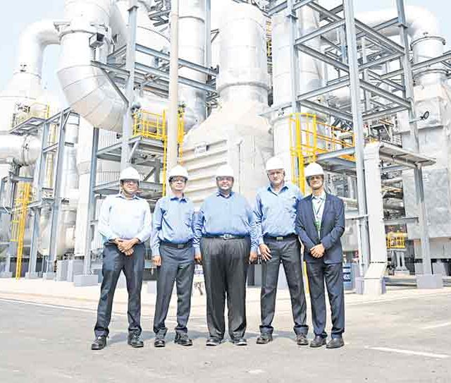 खासगी आस्थापनांमधील कर्मचाऱ्यांच्या साप्ताहिक सुट्ट्या, दैनंदिन कामाचे तासही वाढणार