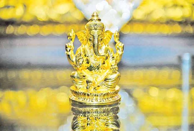 अहमदाबादच्या भक्तांकडून साईचरणी सोन्याची गणेश मूर्ती