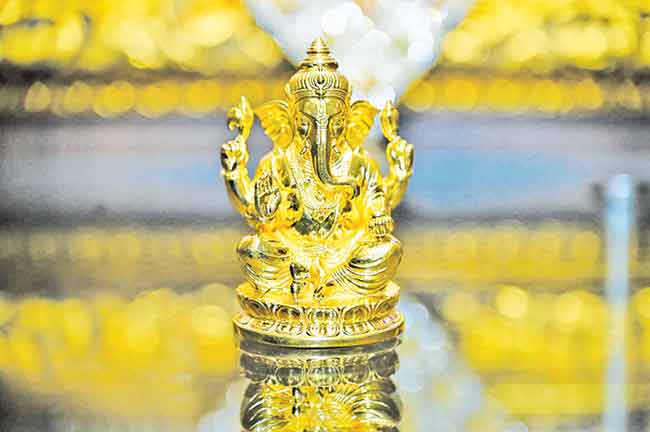 अहमदाबादच्या भक्तांकडून साईचरणी सोन्याची गणेश मूर्ती
