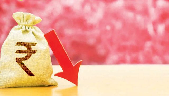 रुपयाची घसरण; अर्थव्यवस्थेचा कोंडला श्वास