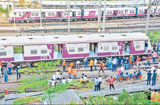 मध्य रेल्वेच्या विस्कळीत वेळापत्रकावर प्रवाशांचा नवा तोडगा