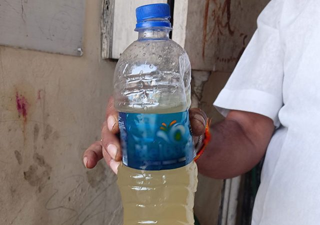 मुंबईत दिंडोशी मनपा वसाहतीत दूषित आणि पिवळसर पाण्याचा पुरवठा