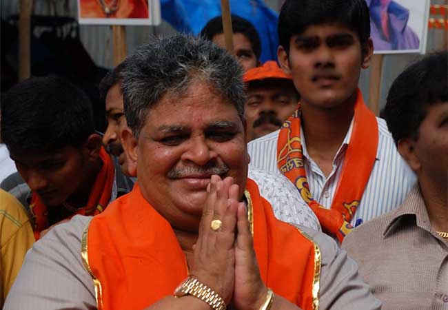 शिवाजी पार्कच्या सभेआधी उद्धवना धक्का, दगडू सकपाळांनी हाती घेतले धनुष्यबाण