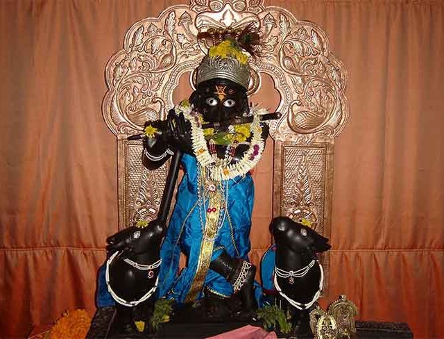 गिरवीचे गोपालकृष्ण मंदिर म्हणजे दक्षिणेतील वृंदावन