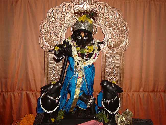 गिरवीचे गोपालकृष्ण मंदिर म्हणजे दक्षिणेतील वृंदावन