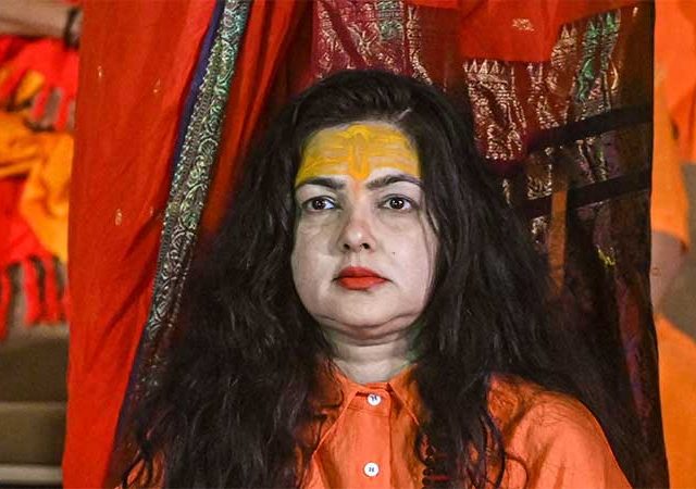 अभिनेत्री ममता कुलकर्णीची किन्नर आखाड्यातून हकालपट्टी