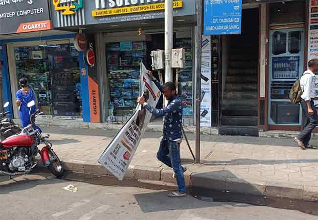 मुंबईत रस्त्यांच्या दुतर्फा विजेच्या खांबावर अनधिकृत बॅनर
