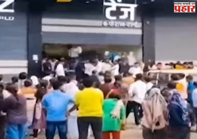 साडीच्या ऑफरमुळे महिलांची चेंगराचेंगरी , ३ महिला बेशुद्ध