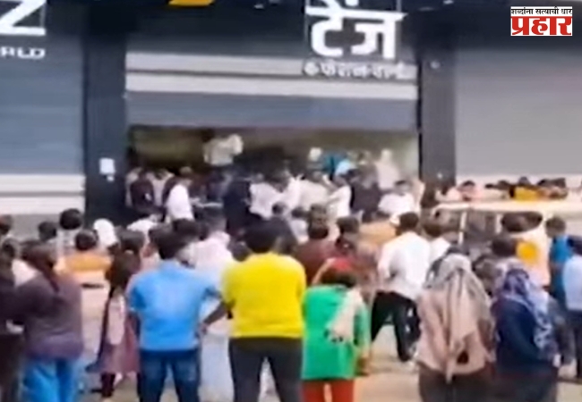 साडीच्या ऑफरमुळे महिलांची चेंगराचेंगरी , ३ महिला बेशुद्ध