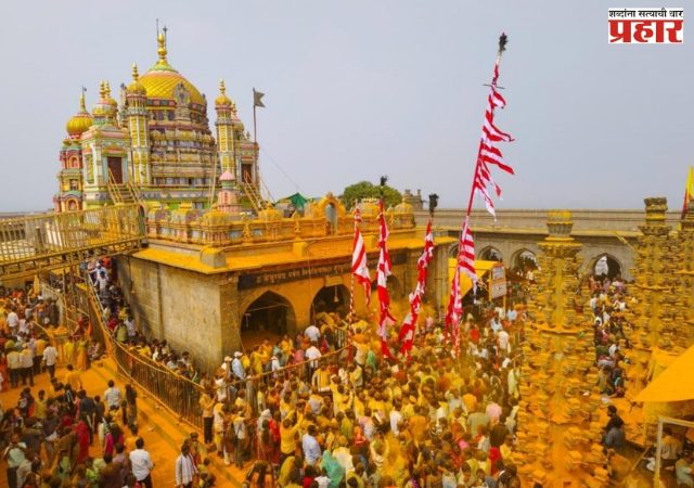 पौष पौर्णिमेनिमित्त  खंडोबा मंदिराला  शिखरी काठ्यांची देवभेट