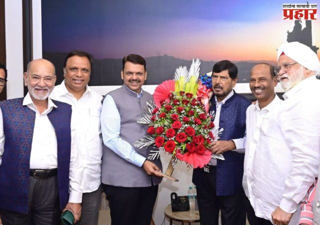 मुंबईत महायुतीला बहुमत मिळाल्याबद्दल केंद्रीय राज्यमंत्री रामदास आठवले यांनी मुख्यमंत्री देवेंद्र फडणवीस यांची भेट घेवून केले अभिनंदन