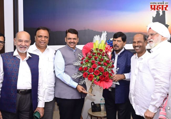मुंबईत महायुतीला बहुमत मिळाल्याबद्दल केंद्रीय राज्यमंत्री रामदास आठवले यांनी मुख्यमंत्री देवेंद्र फडणवीस यांची भेट घेवून केले अभिनंदन