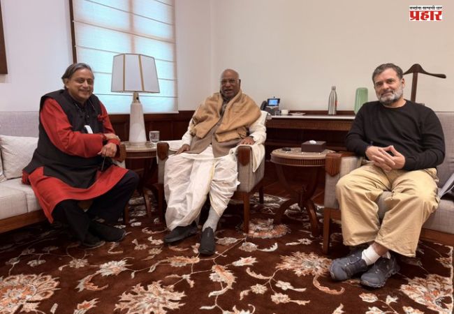 Shashi Tharoor : ‘आमच्यात सर्वकाही अलबेल’,राहुल गांधी आणि मल्लिकार्जुन खरगे यांना भेटल्यानंतर शशी थरूर यांचं विधान