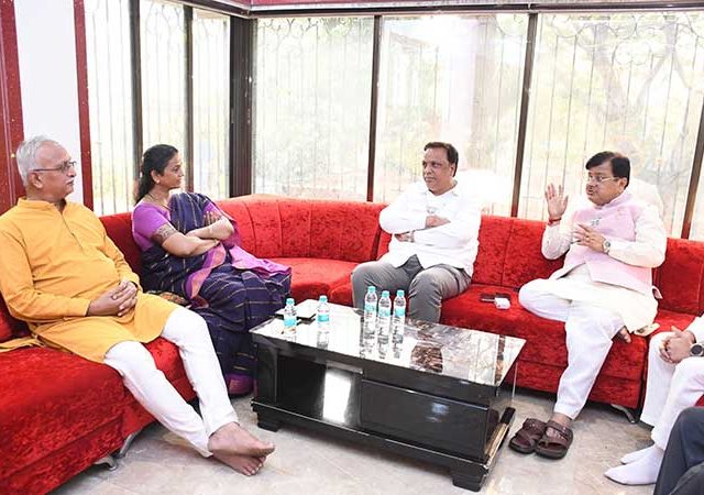 मुंबईच्या माजी महापौर शुभा राऊळ उबाठातून भाजपमध्ये