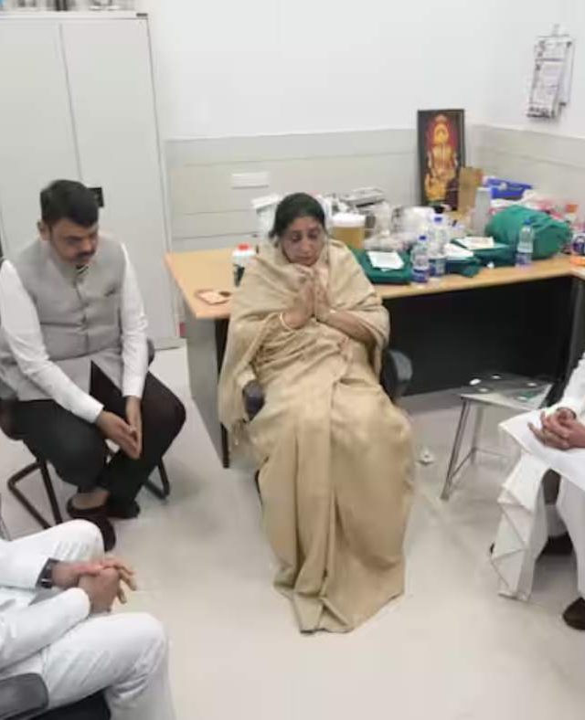 CM Fadnavis Dy CM Eknath Shinde Meet Sunetra Pawar in Baramati : सुनेत्रा वहिनींनी जोडलेले हात अन् मुख्यमंत्री-राज्यपालांची स्तब्धता; बारामतीतील ते दृश्य पाहून महाराष्ट्र हळहळला