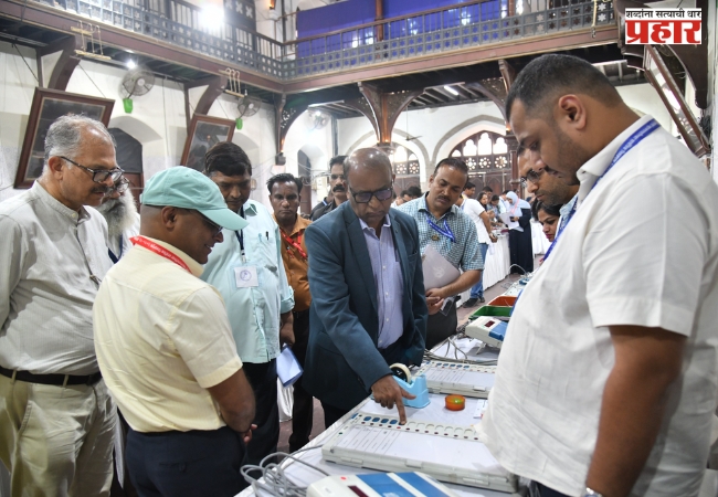 ईव्हीएम सुसज्ज करण्याच्या कामाची राज्य निवडणूक आयुक्तांकडून पाहणी