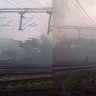 रेल्वे मार्गावर धुराचे लोट येताच उडाला गोंधळ, पसरले भीतीचे वातावरण; नेमका कसला होता 'तो' धूर जाणून घ्या