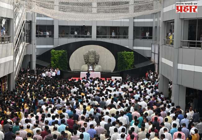 उपमुख्यमंत्री अजित पवार यांना मंत्रालयात अधिकाऱ्यांनी वाहिली श्रद्धांजली