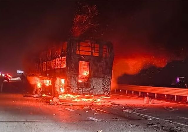 बस पेटल्याने समृद्धी महामार्गावर चालकाचा मृत्यू