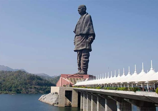 गुजराती मतदार पोहोचले गावाला