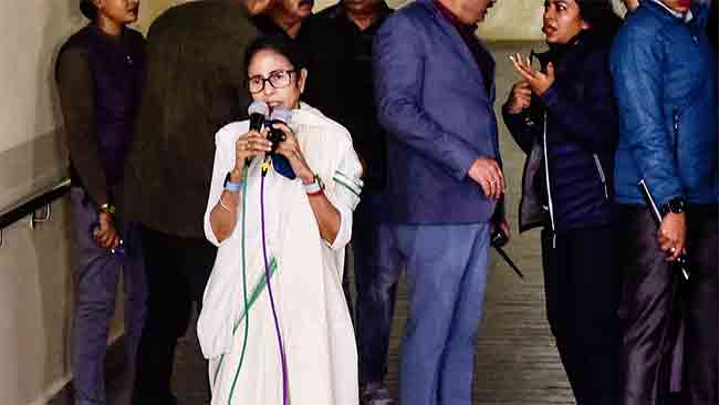 पश्चिम बंगालमध्ये रणकंदन! ईडी अधिकाऱ्यांचा मोबाईल खेचून ममता दीदींची गुंडागर्दी का ईडीची चूकभूल? वाद शिगेला…