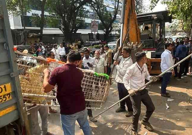 कूपर रुग्णालय परिसरातील २०० फेरीवाल्यांच्या वाढीव बांधकामांवर कारवाई