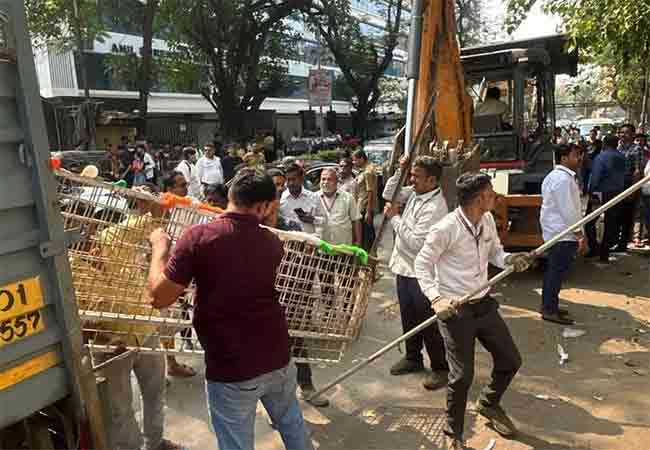 कूपर रुग्णालय परिसरातील २०० फेरीवाल्यांच्या वाढीव बांधकामांवर कारवाई