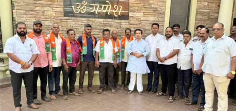 ठाकरे सेनेच्या वागदे ग्रामपंचायत सदस्यासह पदाधिकाऱ्यांचा भाजपात प्रवेश