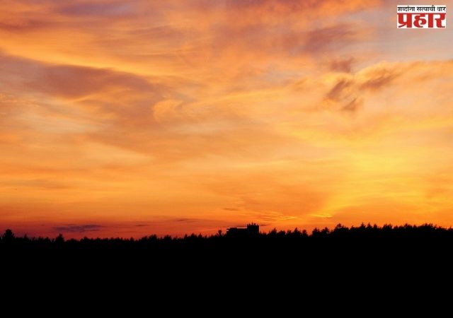 सायंकाळी आकाश रंगीबेरंगी कसे दिसते?