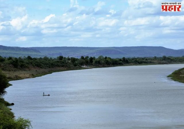 वाहणाऱ्या नद्या, हरणारी माणसे !